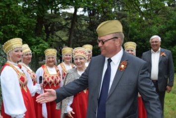 Глава администрации Симферополя щеголял в пилотке (ФОТО)