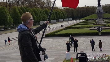 В Бердине несколько тысяч человек приняли участие в официальном возложении цветов утром к советскому мемориалу в Трептов-парке