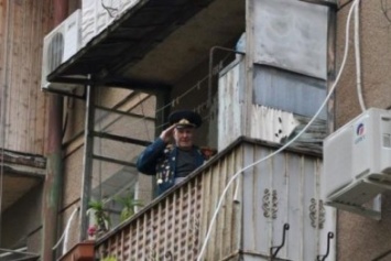 До слез: оркестр в Одессе сыграл под балконом 96-летнего ветерана (ВИДЕО)
