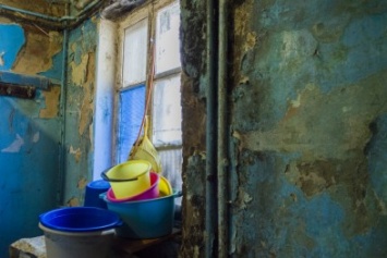 Трущобы столицы: жители киевской сталинки травятся грибком и латают стены (ФОТОРЕПОРТАЖ)