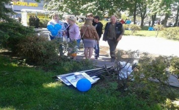 Фотофакт. "Активисты" Вилкула выбросили портреты ветеранов