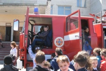 В Северодонецке школьников учили действовать в экстремальных условиях