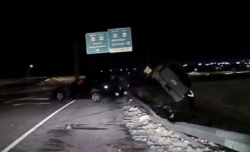 ВИДЕО, как падающий в кювет автомобиль чуть не задавил техасского полицейского