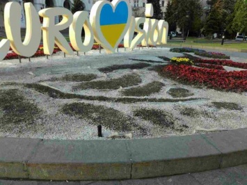 В центре столицы нещадно вытоптали клумбу, высаженную специально для "Евровидения-2017" (фото)