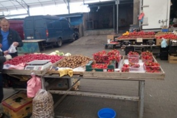 Почем на одесских рынках первая клубника и молодая картошечка (ФОТО)