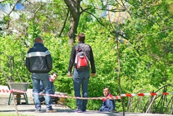 В одесском парке Шевченко латают огромную дыру в пропасть (ФОТО)
