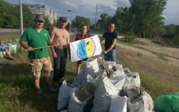 Со дна водоема в Днепре достали 300 кг мусора