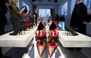 Дизайнер обуви Маноло Бланик проводит выставку в Эрмитаже