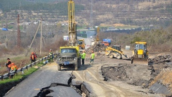 Разрушенную оползнем трассу Севастополь-Симферополь укрепят забетонированными трубами