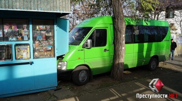 Николаевцев предупредили о маршрутке, которая с завидным постоянством попадает в аварийные ситуации