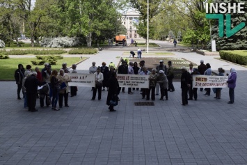 Под стенами Николаевской ОГА вновь митинговали дачники из Баштанского района: воды они так и не получили