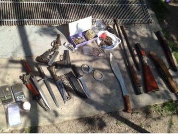 В Киевской области у криминального авторитета изъяли оружие, наркотики и коллекцию антиквариата