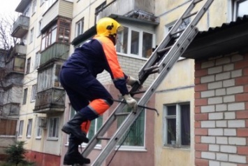 Черниговские спасатели открыли запертого в квартире двухлетнего ребенка