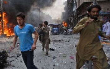 Количество погиблих от взрыва в Пакистане возросло до 25, ранен зампредседателя сената