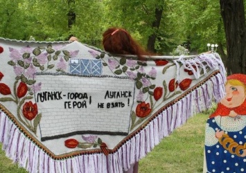 В Луганске показали «патриотические» платки и наволочки с символикой «ЛНР»