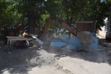 В симферопольском сквере имени 60-летия ССР снесли незаконный торговый объект (ФОТО)