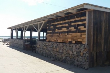 На центральном пляже Запорожья незаконно строят летнее кафе, - СМИ