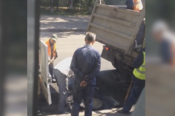 Николаевец снял на видео, как дорожники пересыпают асфальт в легковушку (ВИДЕО)