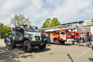 Одесские спасатели и силовики устроили демонстрацию техники в парке Шевченко (фото)