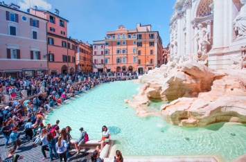 Проходите мимо: Туристам могут запретить останавливаться у фонтана Треви в Риме
