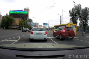 Промчал на красный: в Одессе маршрутчик чуть не устроил грандиозную аварию (ФОТО)