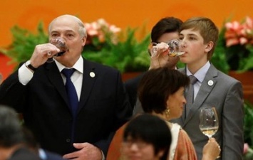 Лукашенко взял 12-летнего сына на форум в Китай