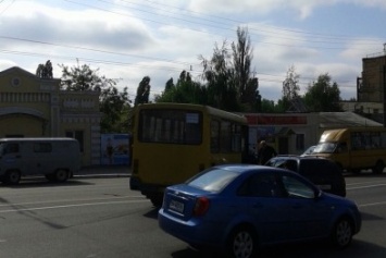 В Кременчуге бесконтрольный автомобиль спровоцировал аварию (ФОТО)