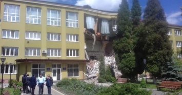 В Коломые рухнула стена колледжа, на месте работают две бригады спасателей