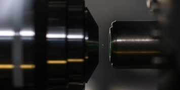 Ученые смогли с помощь лазера заставить левитировать наноалмазы в вакууме