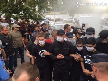 В Одессе активисты "Правого сектора" пикируют здание управления МВД Украины