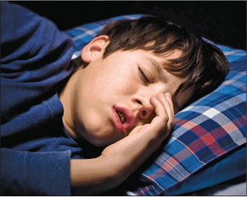 Ученые: Храпящие во сне дети плохо учатся в школе