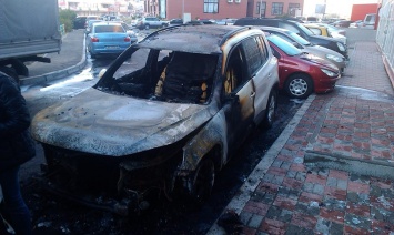 Столичные поджигатели уничтожили люксовый BMW X3 на Дарнице