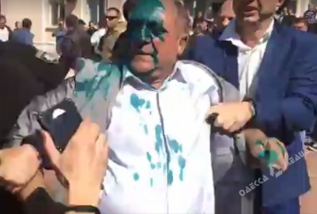 В Одесской области депутата облили зеленкой и пытались засунуть в мусорник (видео)