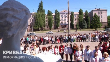 Студенты Криворожского педуниверситета создали "живую карту Украины" (видео, фото)