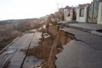 Городские власти Черноморска ищут пути решения проблемы оползней