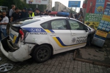 В Одессе полиция врезалась в магазин: пострадали две девушки (ФОТО, ВИДЕО)