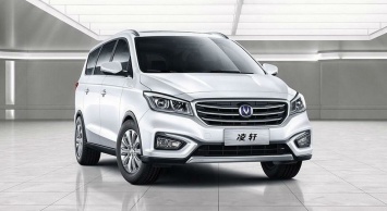 Китайские дилерские центры пополнил новый минивэн Changan Lingxuan