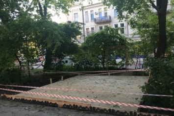 В центре Одессы шашлычная захватила зеленый сквер (ФОТО)