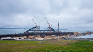 Строители раскрыли детали морской операции по установке арок моста в Крым на фарватер