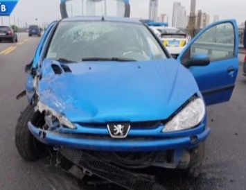 ДТП в Киеве: на мосту Патона Peugeot 206 протаранил Volkswagen Passat. видео
