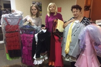 В Авдеевку волонтеры доставили вечерние платья для выпускниц (ФОТО)
