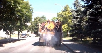 На видеорегистратор в центре Херсона попали опасные грузовики (видео)