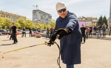 Борис Филатов демонтировал билборд