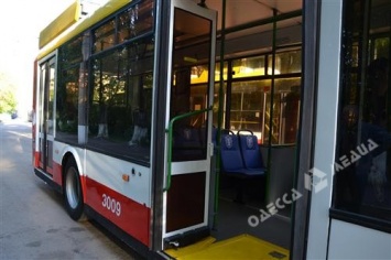 «Одесгорэлектротранс» украсил салоны двух троллейбусов своими логотипами