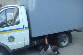Волонтер на Луганщине лег под автозак, чтобы помешать милиции (фото)