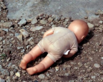 В Красноярском крае мать выбросила новорожденного сына в выгребную яму