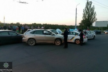 В Харькове пьяный полицейский протаранил военную машину и устроил погоню с патрульными (ФОТО)
