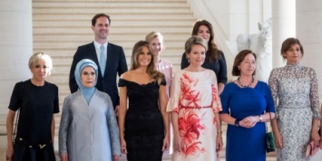 Супруг премьера Люксембурга присоединился к групповому фото жен лидеров НАТО