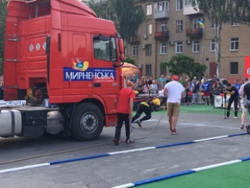 А вам слабо? В Мелитополе на соревнованиях спортсмен тянул 8-тонную фуру (видео)