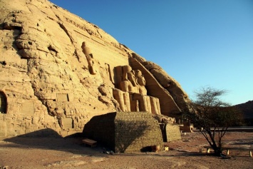 Археологи нашли в Верхнем Египте основание храма фараона Сенусерта II